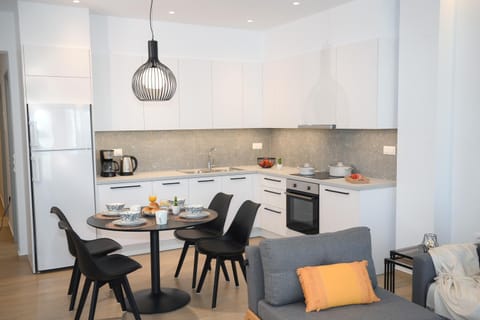 Coffee/tea facilities, Kitchen or kitchenette, Seating area, Dining area, oven