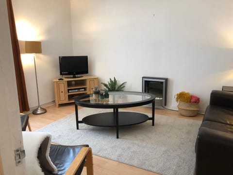 TV and multimedia, Living room, Decorative detail, Seating area