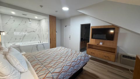 Bed, TV and multimedia, Photo of the whole room