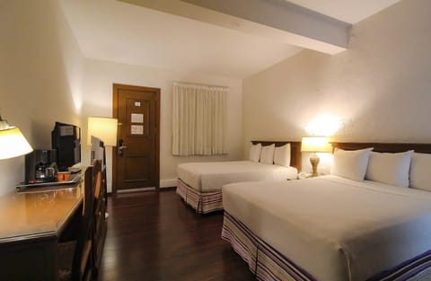 Bed, TV and multimedia, Photo of the whole room, Bedroom, fireplace