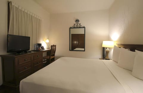 Bed, TV and multimedia, Photo of the whole room, Bedroom, fireplace