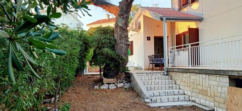 Property building, Facade/entrance, Natural landscape, Garden, On site