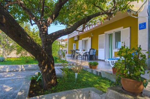 Patio, Facade/entrance