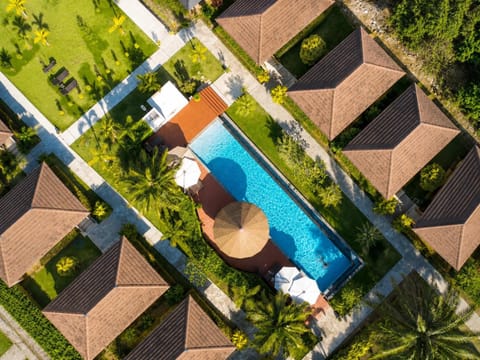 Property building, Day, Bird's eye view, Garden, Garden view, Pool view, Swimming pool, sunbed