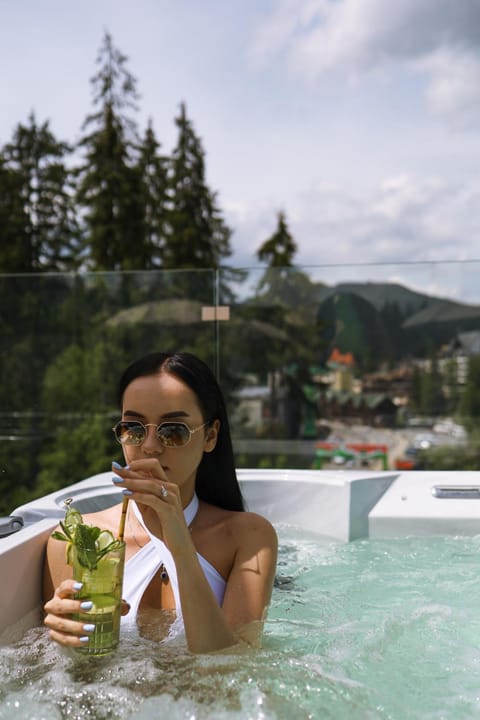 Day, People, Natural landscape, Summer, Hot Tub, Spa and wellness centre/facilities, Spa and wellness centre/facilities, Mountain view, Drinks