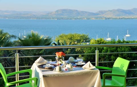 Balcony/Terrace, Food and drinks, Food, Lake view, River view, Breakfast, Continental breakfast, Buffet breakfast