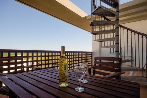 View (from property/room), Balcony/Terrace, Photo of the whole room, Dining area, Sea view