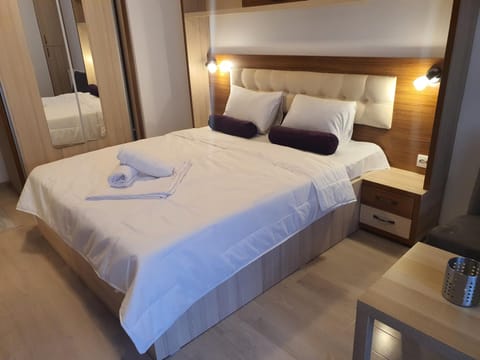 Bed, Bedroom, towels