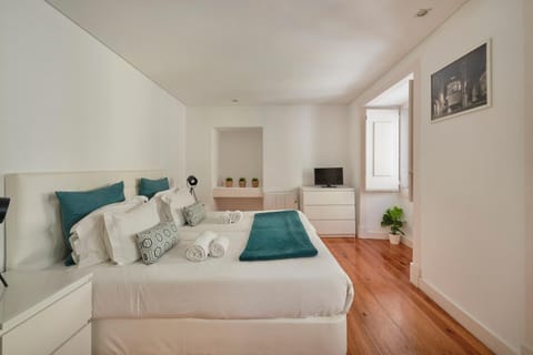 Bed, TV and multimedia, Bedroom