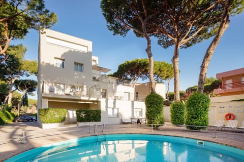 Property building, Day, Swimming pool