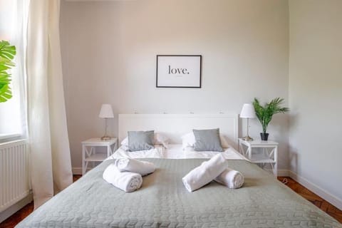 Photo of the whole room, Bedroom, towels