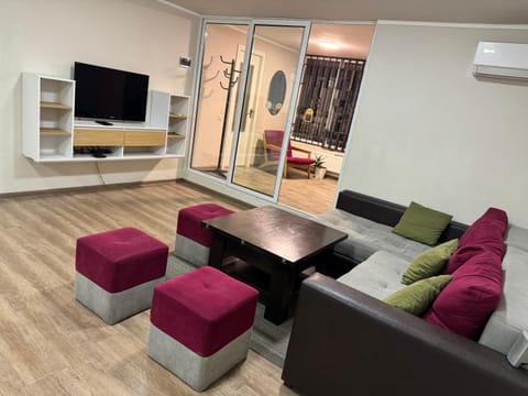 Communal lounge/ TV room, TV and multimedia, Living room, Seating area