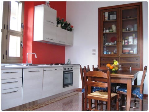 Kitchen or kitchenette, Living room, Seating area, Dining area, pet friendly, stove