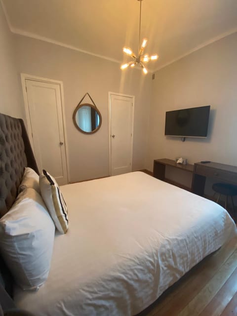 Bed, TV and multimedia, Photo of the whole room