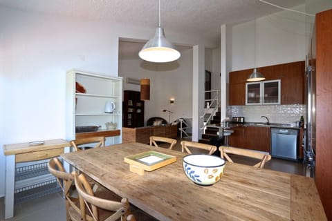 Kitchen or kitchenette, Living room, Seating area, Dining area