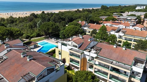 Property building, Natural landscape, Bird's eye view, Beach, City view, Pool view, Swimming pool, sunbed