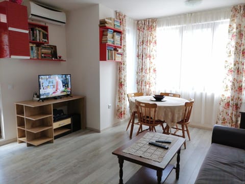 Communal lounge/ TV room, TV and multimedia, Living room, Seating area