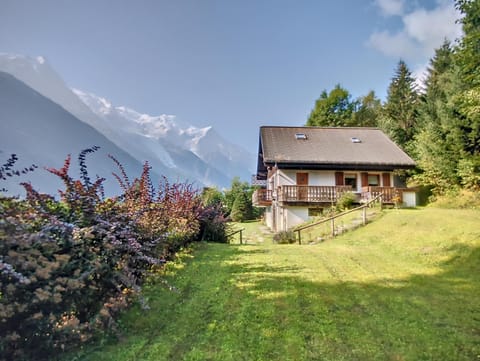 Property building, Spring, Day, Natural landscape, Garden, Garden view, Mountain view