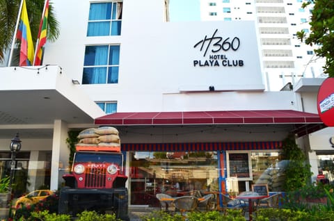 Property building, Restaurant/places to eat, Balcony/Terrace, Food and drinks