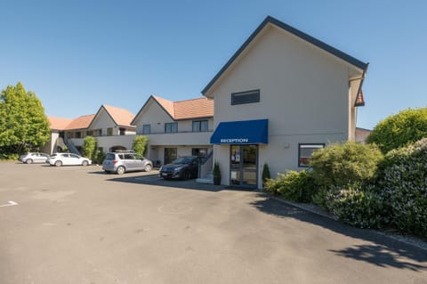 Property building, Facade/entrance, Garden, Lobby or reception, Garden view