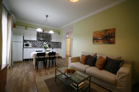 Kitchen or kitchenette, Living room, Seating area, Dining area, minibar, stove
