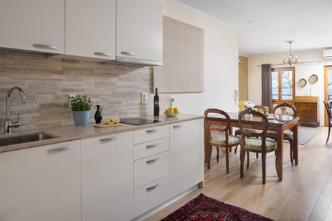 Kitchen or kitchenette, Dining area