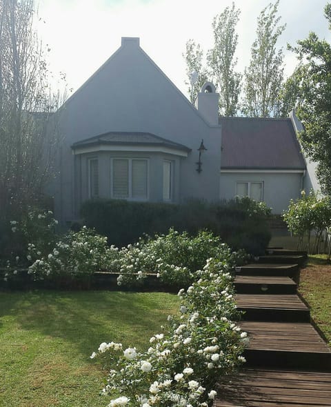 Property building, Facade/entrance, Day, Garden, Garden view