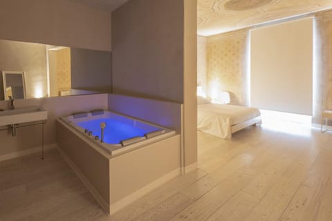 Hot Tub, Photo of the whole room