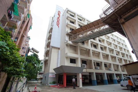 Property building, Facade/entrance, Day, City view, Street view, Location, Parking
