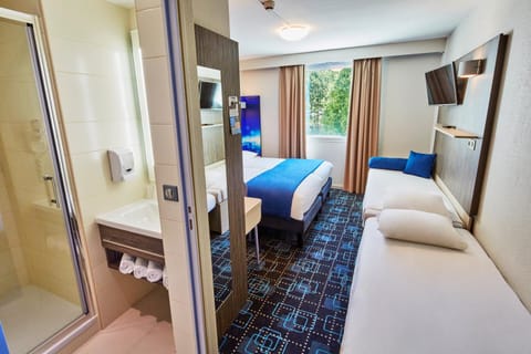 Bed, Bathroom, Photo of the whole room, Bedroom