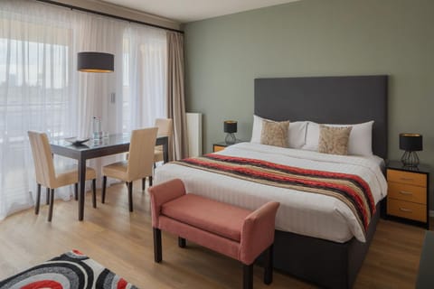 Bed, Dining area, Bedroom