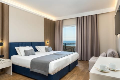 Bed, Day, Natural landscape, Balcony/Terrace, Living room, Photo of the whole room, Seating area, Bedroom, Sea view, Sea view, Location, Sunset