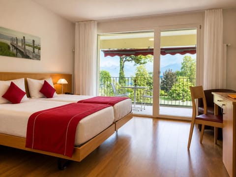 Photo of the whole room, Garden view