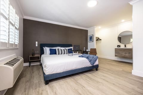 Photo of the whole room, Bedroom