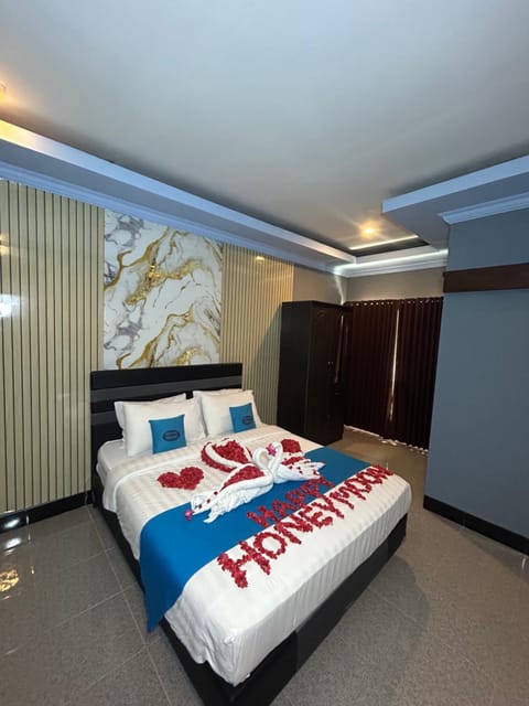 Bed, Photo of the whole room, Bedroom, towels