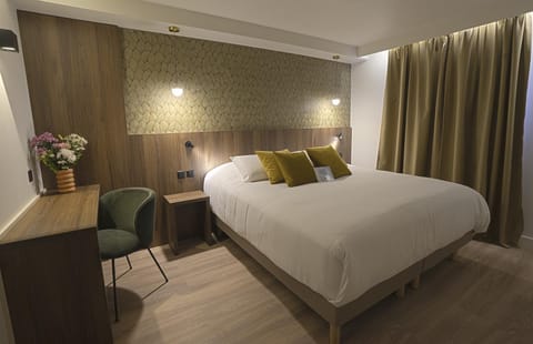 Bed, Night, Photo of the whole room, Decorative detail, Seating area, Bedroom