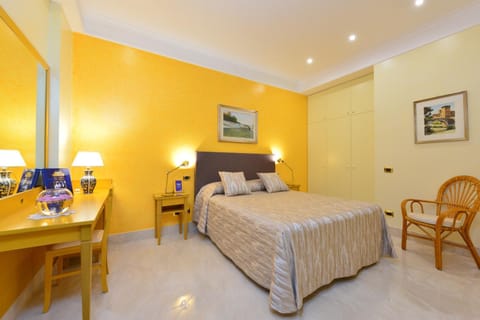 Photo of the whole room, Decorative detail, Bedroom