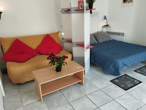 Grand studio sur jardin Nantes Beaujoire B Apartment in Carquefou