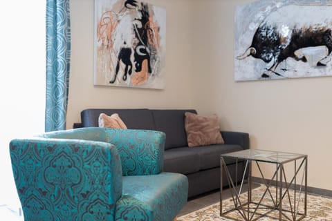 Living room, Photo of the whole room, Decorative detail