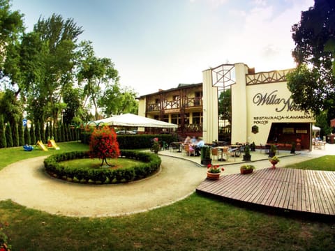 Property building, Restaurant/places to eat, Garden view