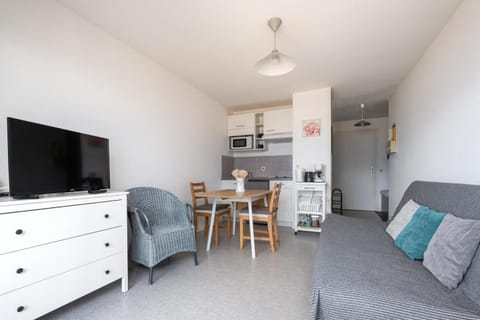 TV and multimedia, Kitchen or kitchenette, Living room