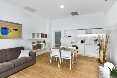 Kitchen or kitchenette, Living room, Seating area, Dining area