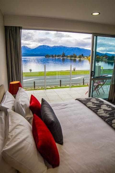 Bed, Natural landscape, View (from property/room), Balcony/Terrace, Bedroom, Lake view, Mountain view