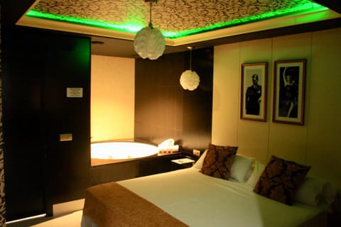 Toilet, Bed, Hot Tub