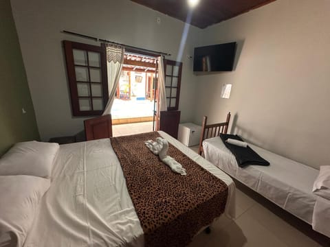 Bed, TV and multimedia, Photo of the whole room, Bedroom, towels