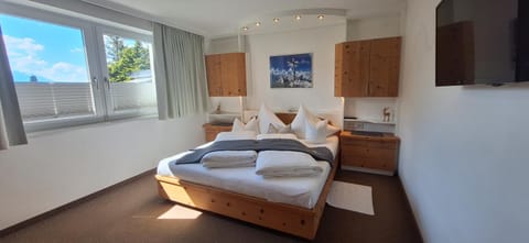 Bed, TV and multimedia, Photo of the whole room, Bedroom, Garden view