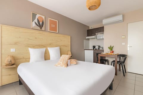 Bed, Kitchen or kitchenette, Dining area, air conditioner
