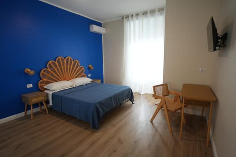 Bed, TV and multimedia, Photo of the whole room