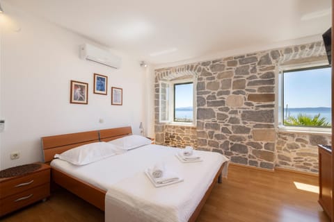 Bed, towels, air conditioner