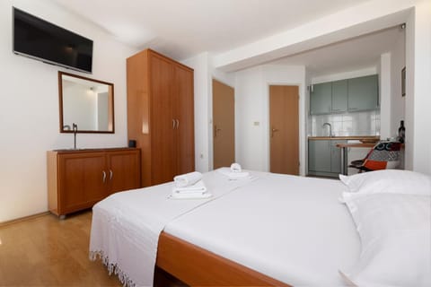 Bed, TV and multimedia, Kitchen or kitchenette